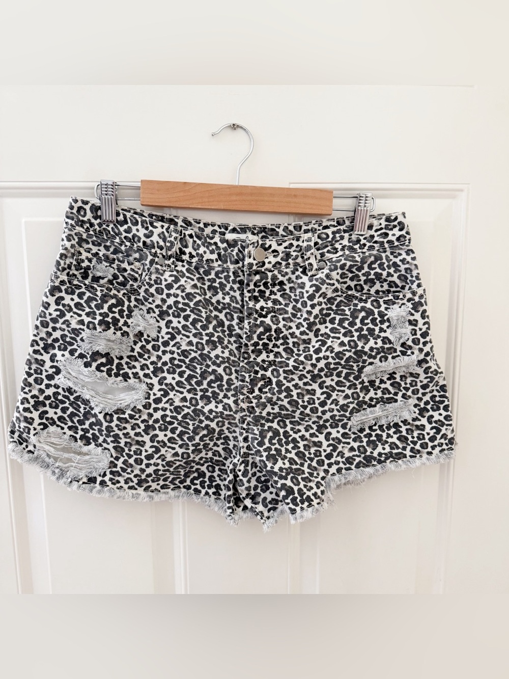 Easel Women’s Distressed Leopard Shorts Button Fly  Size Large